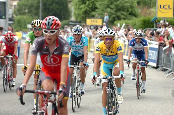 Overnight race leader Alberto Contador (Astana) remains in the yellow jersey.