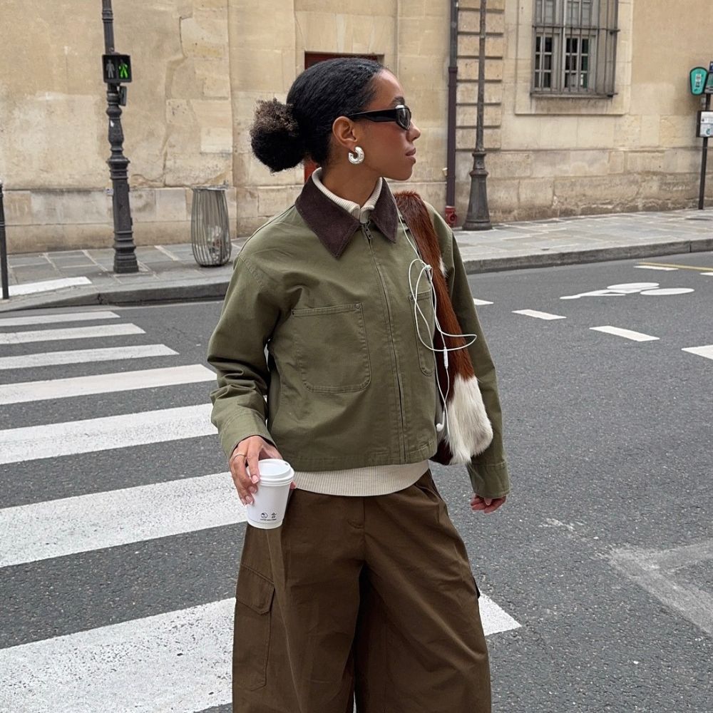 Influencer @amaka.hamelijnck wears a khaki jacket with voluminous khaki trousers and pointed-toe shoes.