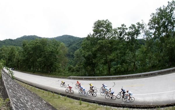 12 riders broke away early in the stage.