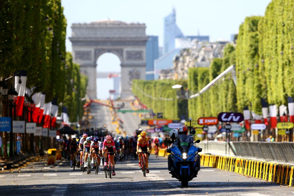 PARIS FRANCE JULY 24 A general view of the Peloton passing through the Champslyses during the 1st Tour de France Femmes 2022 Stage 1 a 817km stage from Paris Tour Eiffel to Paris Champslyses TDFF UCIWWT on July 24 2022 in Paris France Photo by Michael SteeleGetty Images