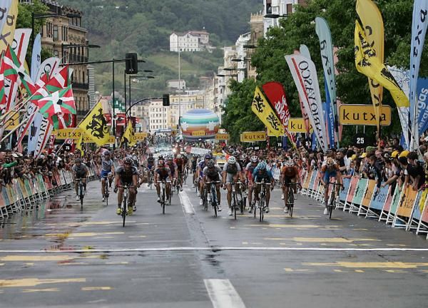 Carlos Barredo (Quick Step) wins Cl&aacute;sica San S&eacute;bastien