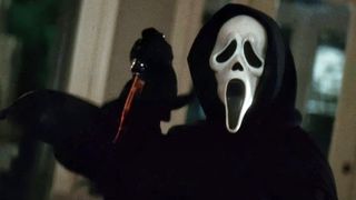 Ghostface iklädd sin ikoniska utstyrsel i Scream och håller upp en blodig kniv.