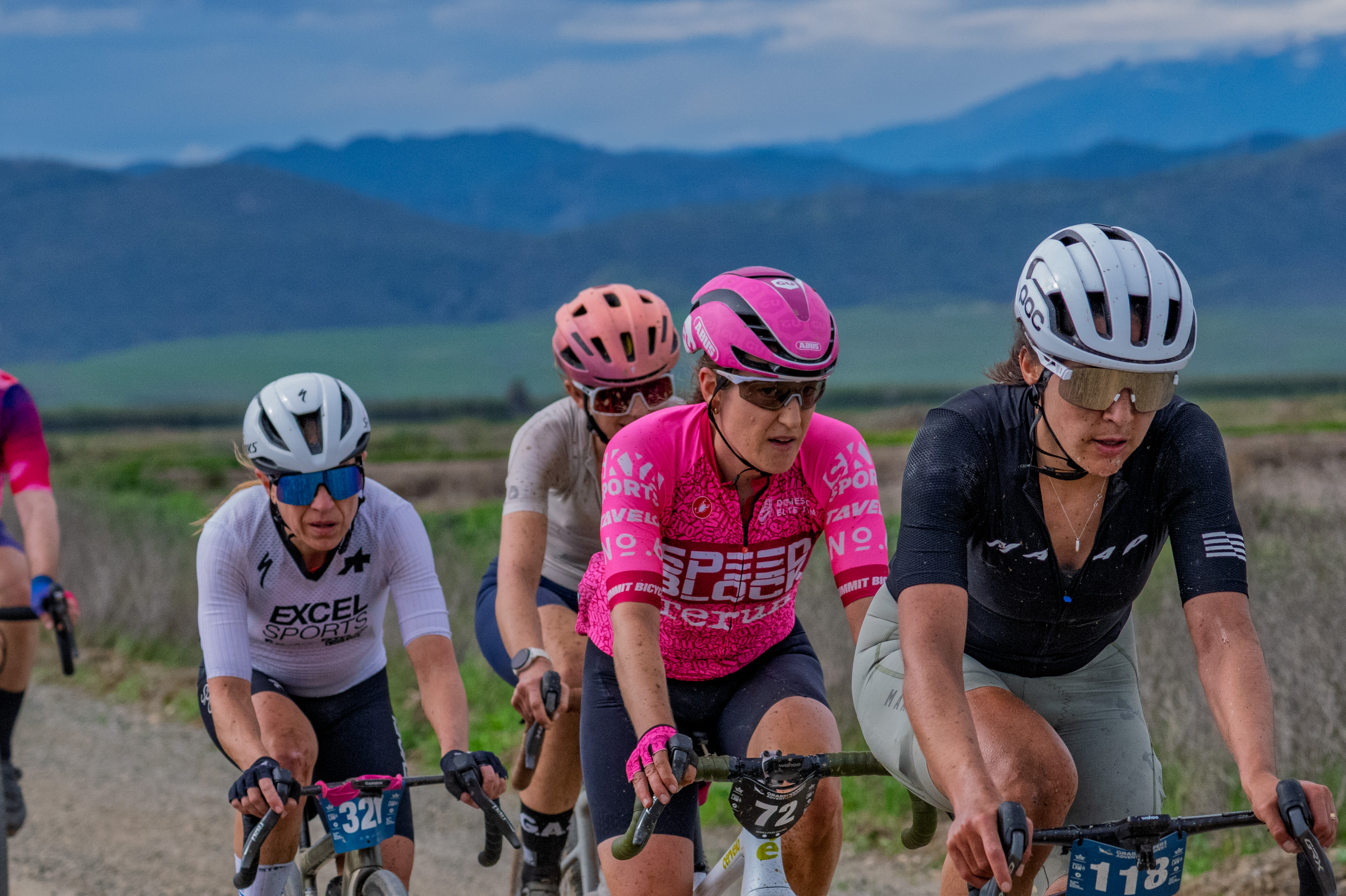 Four leaders in the elite women's race at 2026 Huffmaster Hopper head to the finish line together