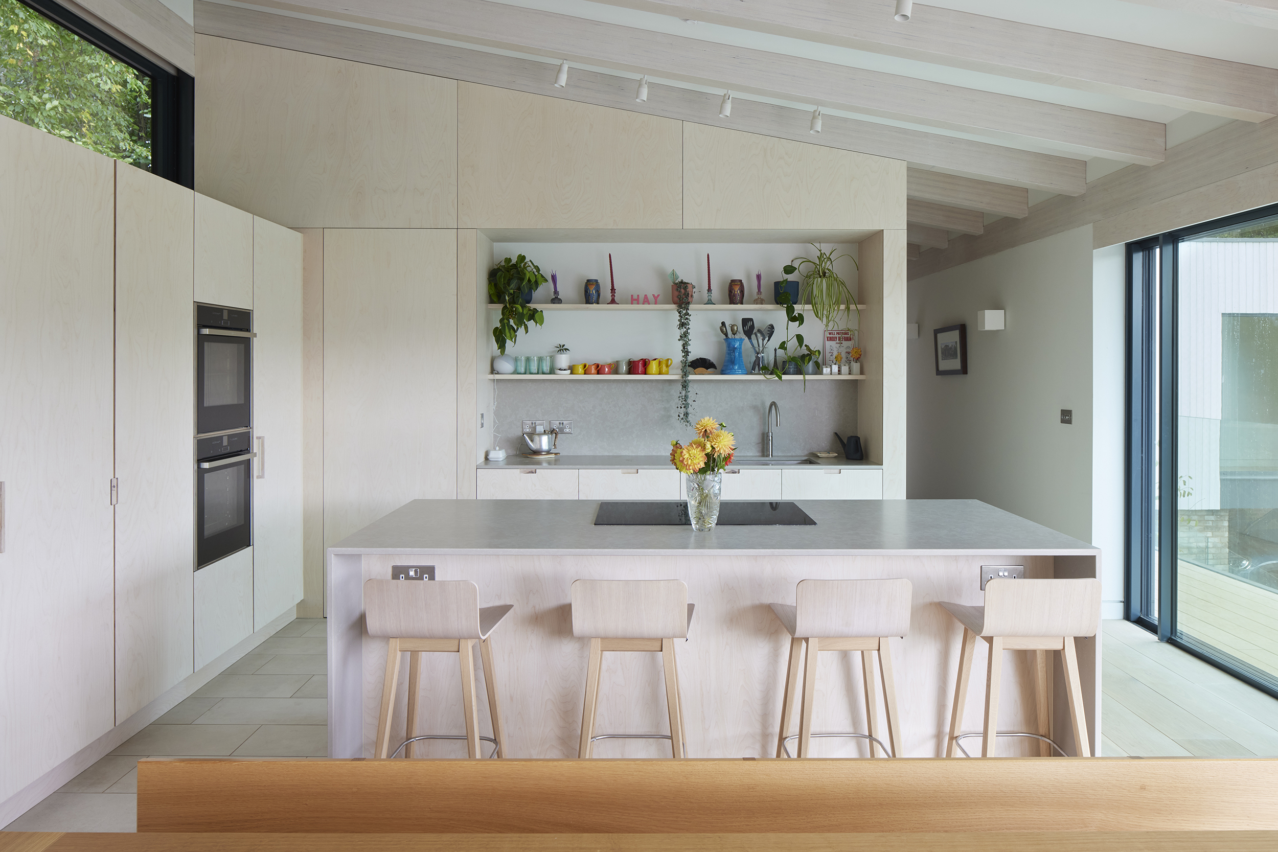 House in Leamington Spa with swimming pool and white volumes