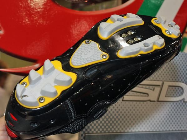 The new Spider SRS shoe's replaceable lugs allows for softer and grippier rubber than usual.