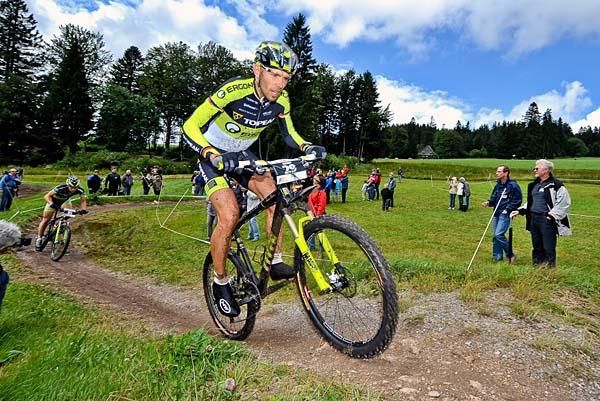 Wolfram Kurschat and Moritz Milatz race under blue skies.