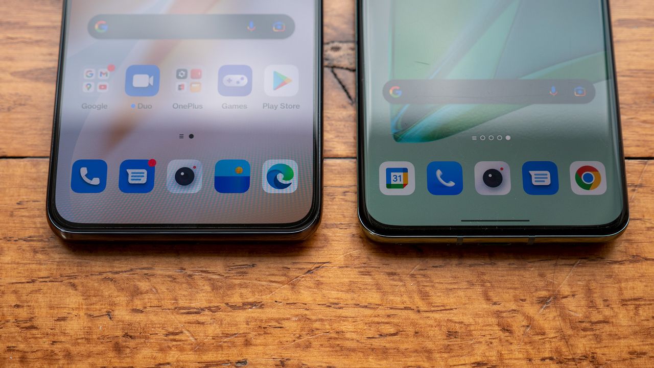The OnePlus 10 Pro (green) next to the OnePlus 10T (black)