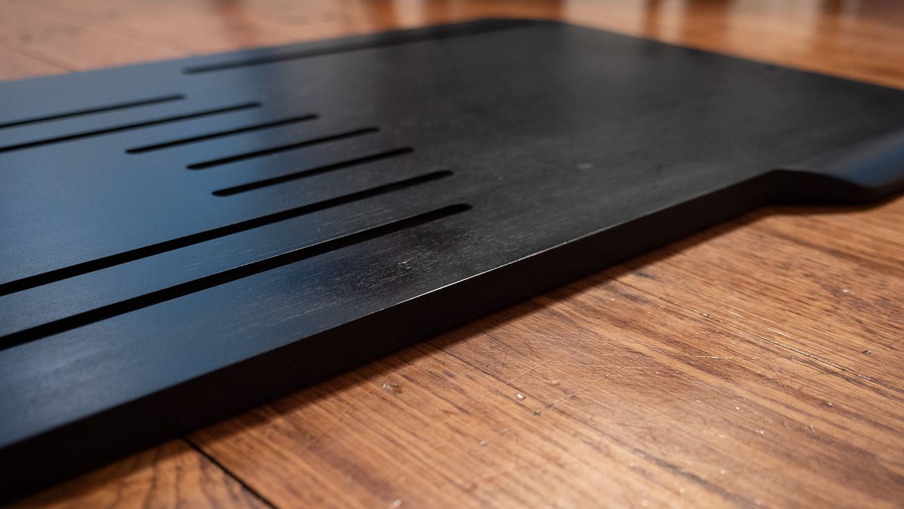 The flat middle edge of the Couchmaster Cyboss couch desk
