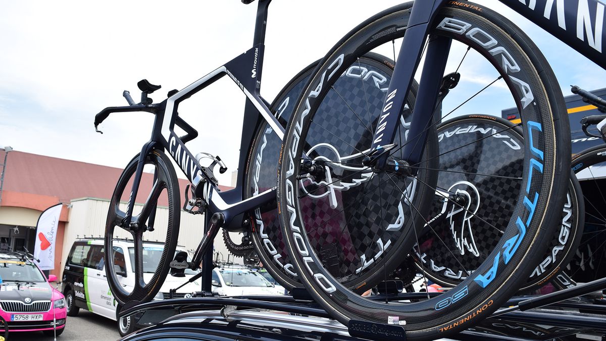 Several Movistar riders opted for unbranded Hed three spoke front wheels as opposed to the regular offering from Campagnolo