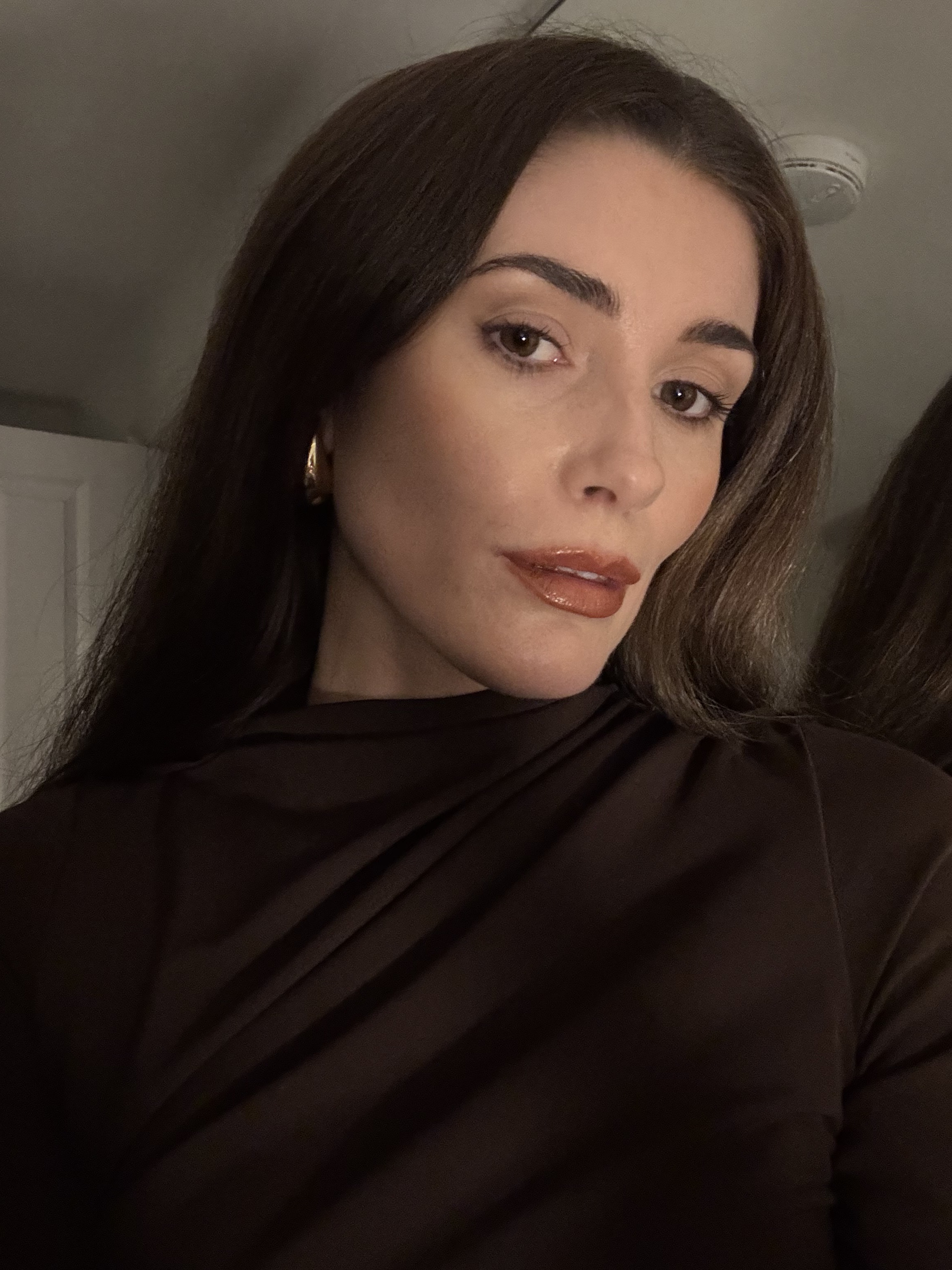 A selfie of Eleanor wearing the satin kajal eyeliner in shade cocoa as a winged liner