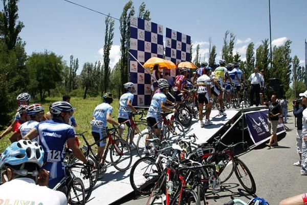 Riders sign-on for stage two at the Tour de San Luis.