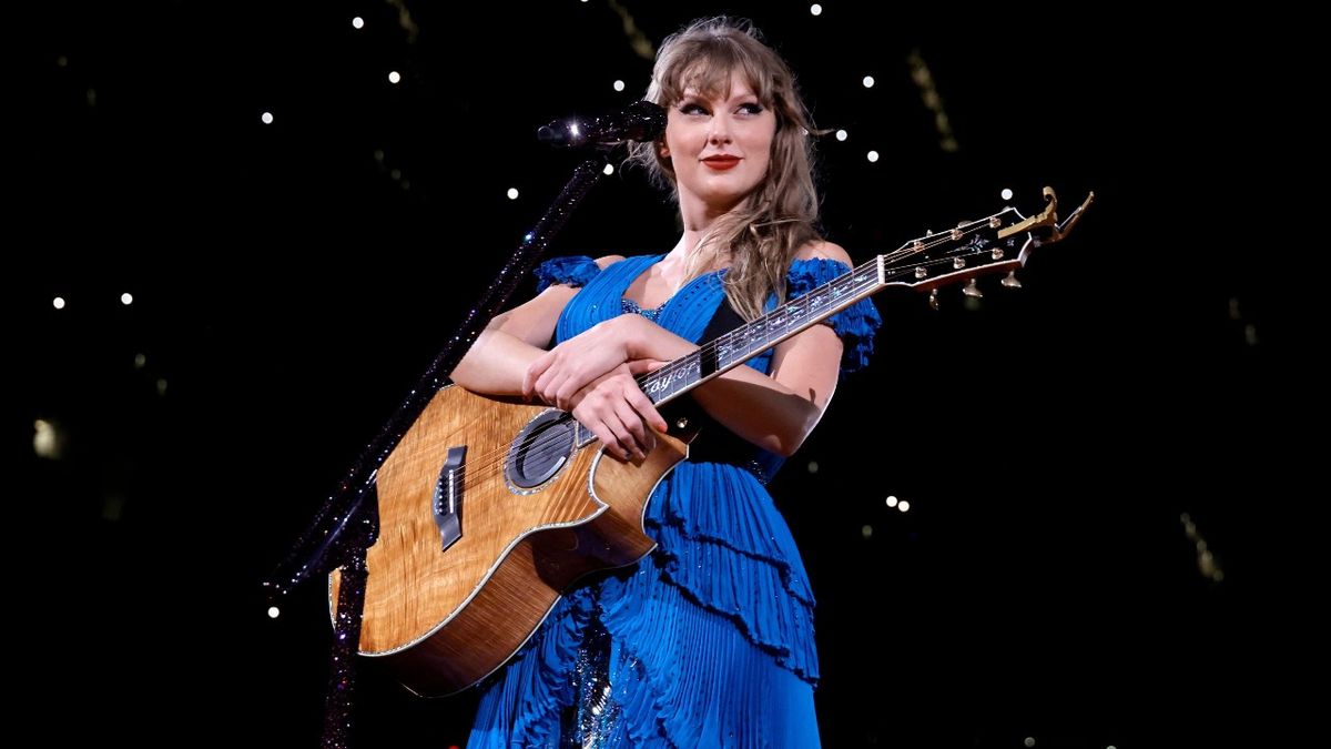 INGLEWOOD, CALIFORNIA - AUGUST 09: EDITORIAL USE ONLY. Taylor Swift performs onstage during &quot;Taylor Swift | The Eras Tour&quot; at SoFi Stadium on August 09, 2023 in Inglewood, California.