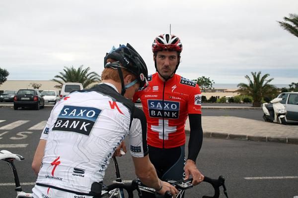 Domenik Klemme and Fabian Cancellara compare bikes.