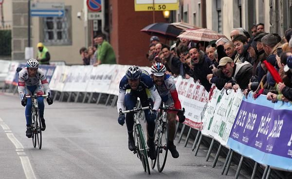 Carrara comes a bit close to Serpa in the sprint.