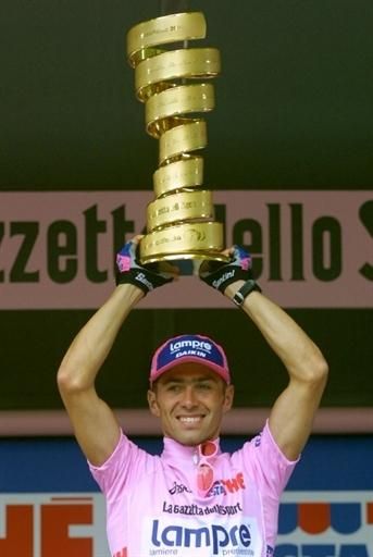 Simoni with his first Giro d'Italia winner's trophy in 2001.