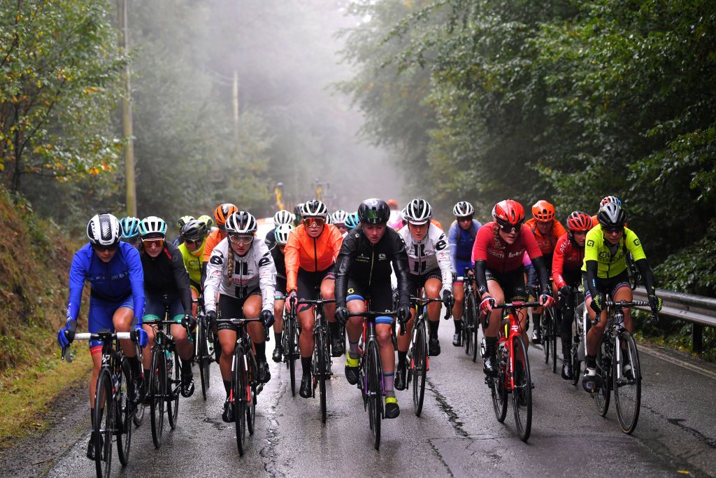 The peloton during the 2020 Li&egrave;ge-Bastogne-Li&egrave;ge Femmes