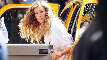 new york september 01 actress sarah jessica parker filming on location for sex and the city 2on the streets of manhattan on september 1, 2009 in new york city photo by gustavo caballerogetty images