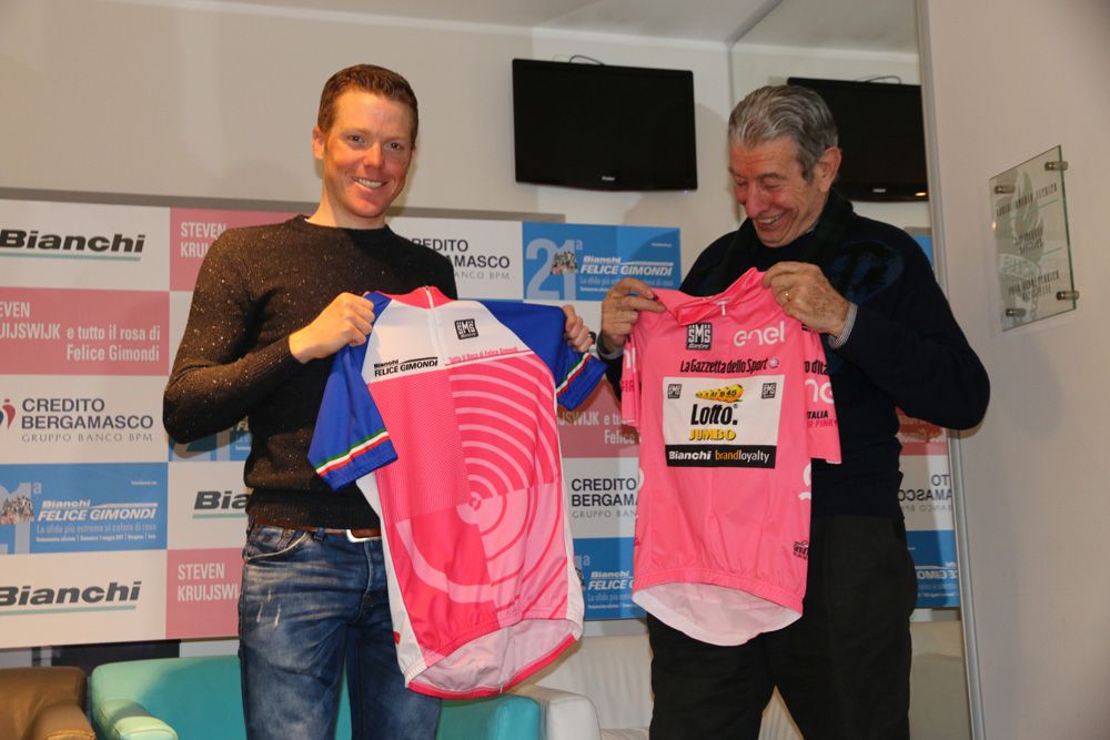 Steven Kruijswijk swaps jerseys with Felice Gimondi