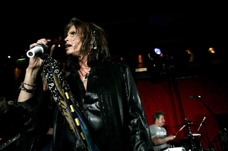 Steven Tyler onstage at London&#039;s Hard Rock Cafe, February 2007
