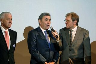 Eddy Merckx speaks to the audience.
