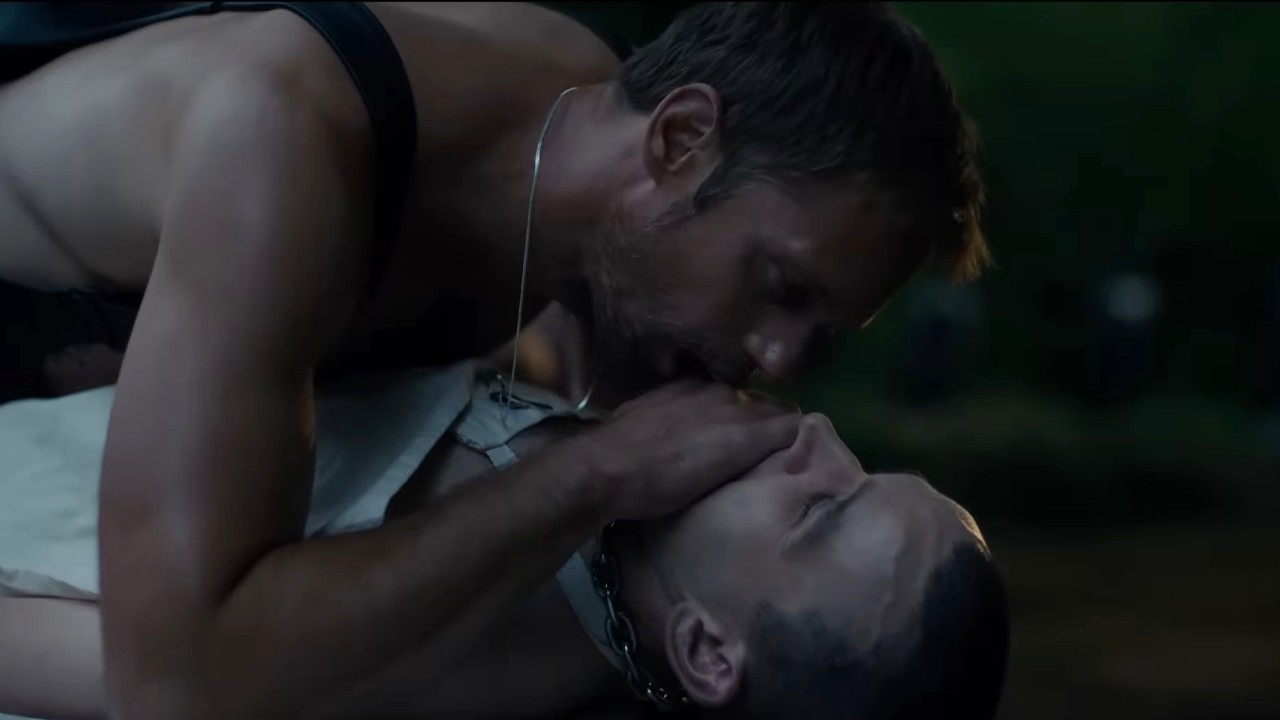 ピリオンでハリー・メリングの上に横たわるアレクサンダー・スカルスガルド。