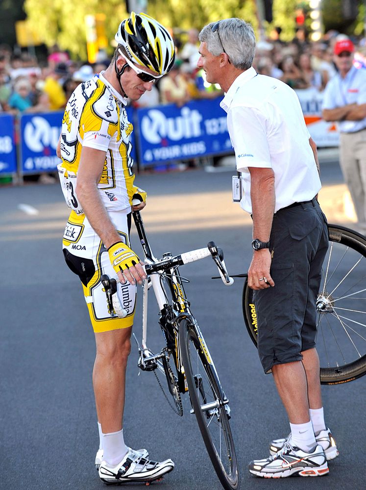 Mick Rogers with then HTC boss Allan Peiper waiting for a new rear wheel