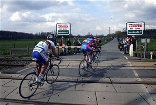 Tom Boonen with Ballan and Flecha after being delayed by a train crossing with 10km to go. Hoste, Van Petegem and Gussev went through and were disqualified.