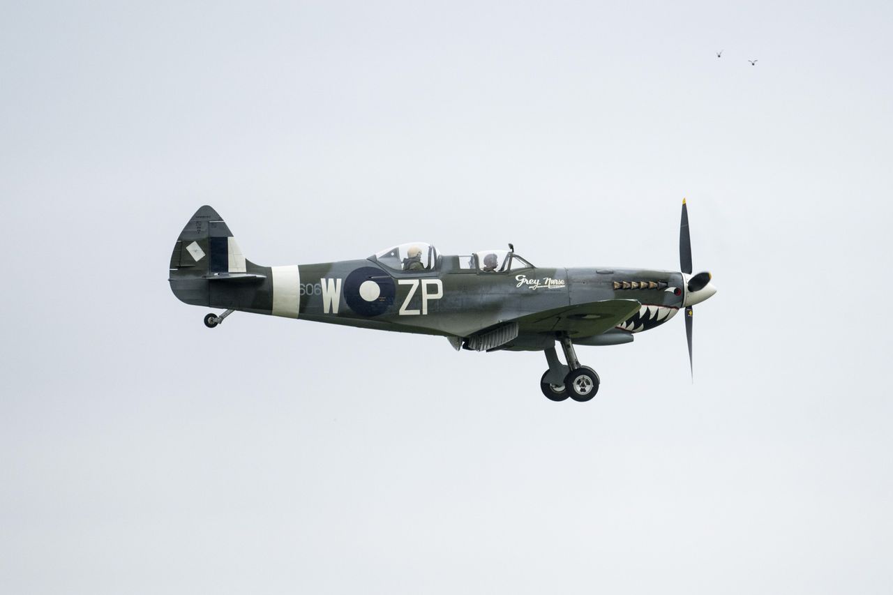 Airplaine in the sky with Nikon Z8 and 100-400mm telephoto lens