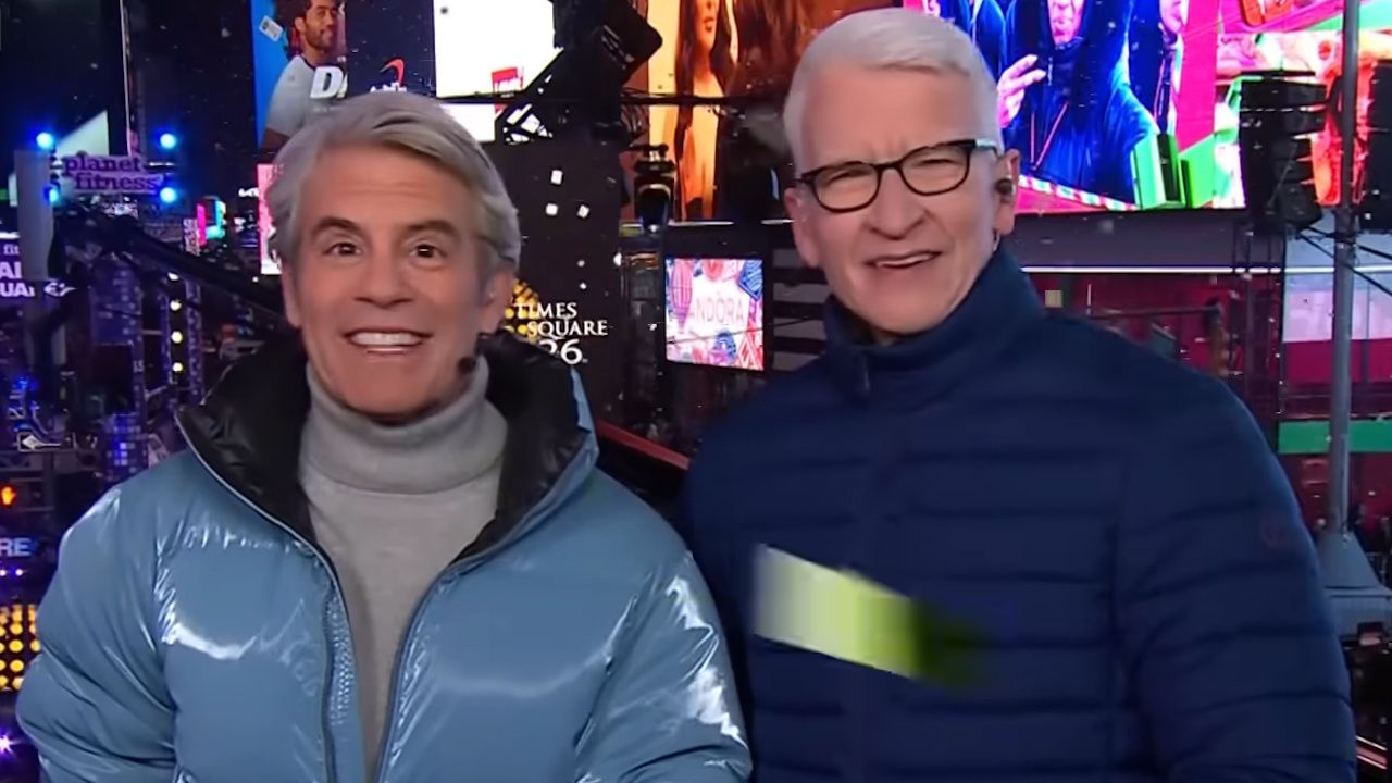Andy Cohen die Anderson Cooper zover kreeg om Taylor Swift’s “Wood” uit te voeren, was de giechelige start die ik nodig had voor 2026