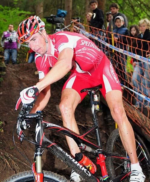 Todd Wells (Specialized) rides to 25th place.