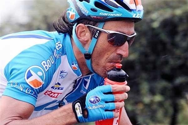 Laurent Lef&egrave;vre (Bouygues Telecom) takes a drink during his break