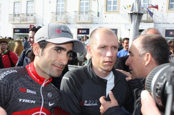 Tiago Machado (RadioShack) and team director Jos&eacute; Azevedo.