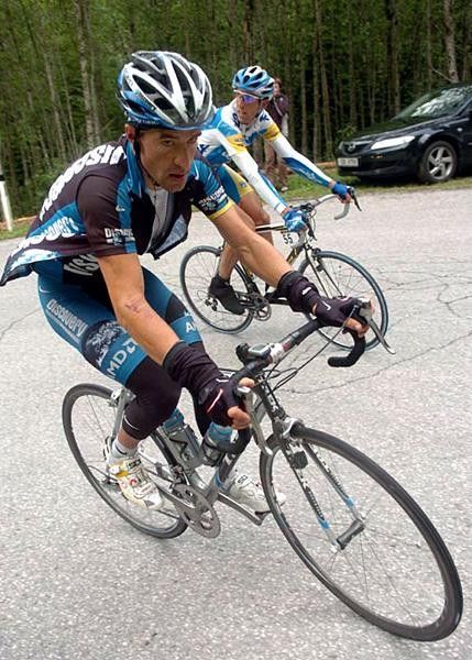 Jos&eacute; Luis Rubiera (Discovery Channel) climbs.