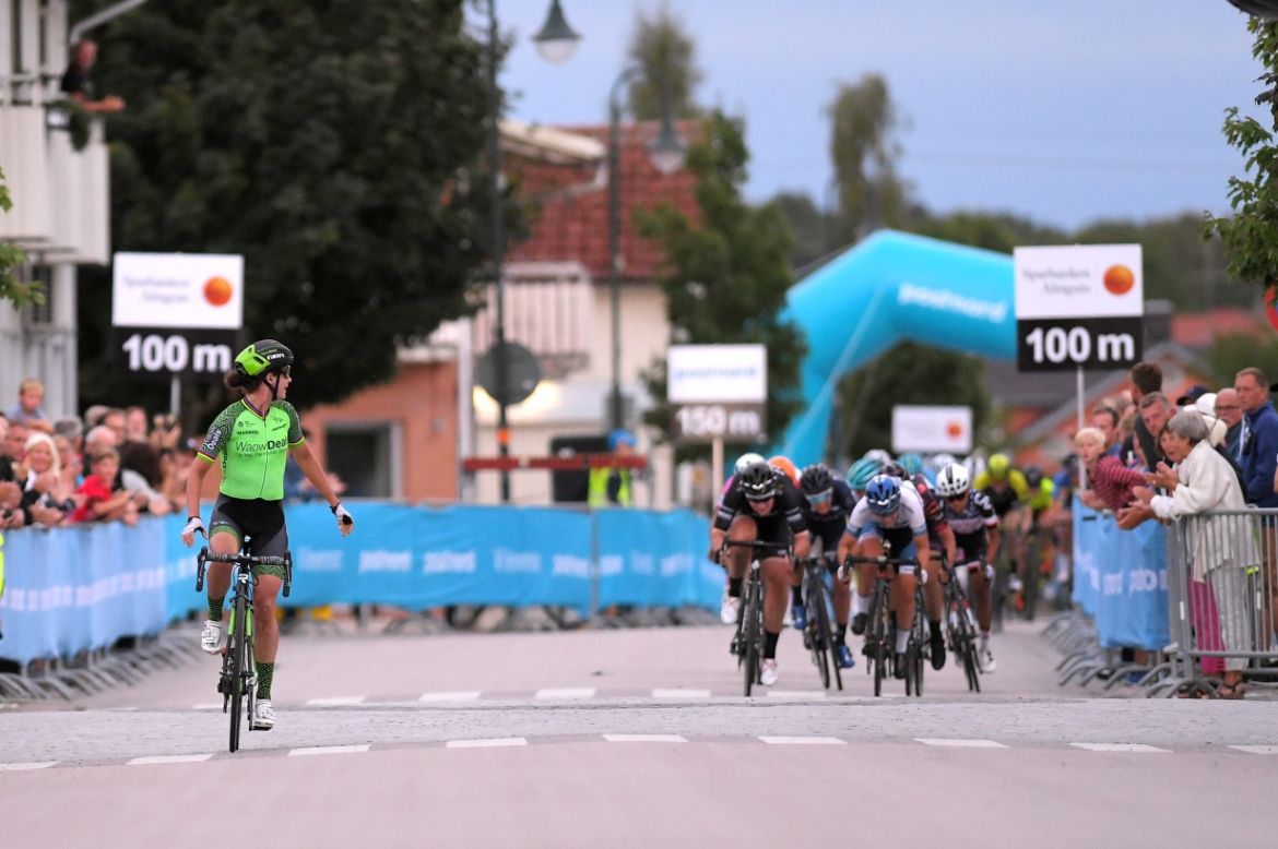 Marianne Vos (Waowdeals) wins with a late attack