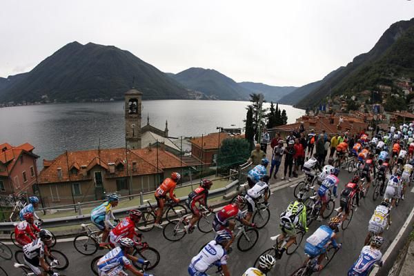 The peloton in action along Lake Como.