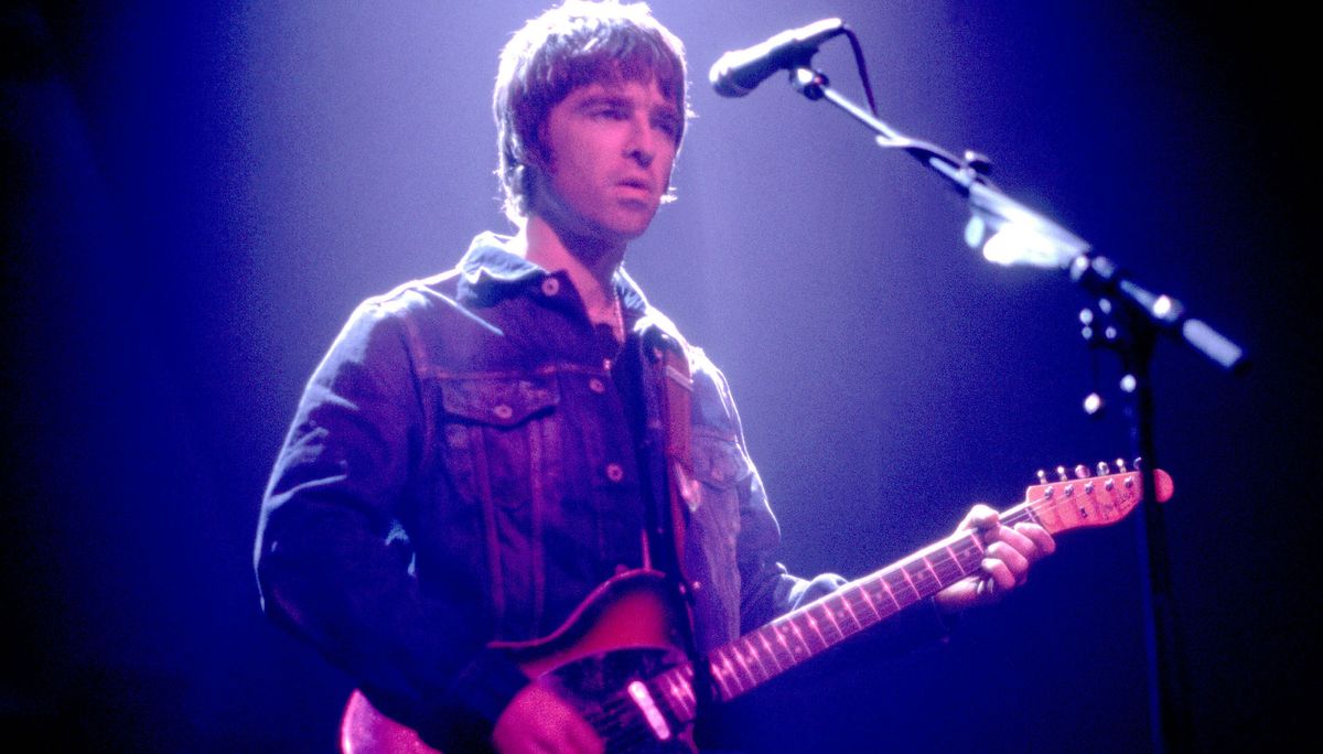 Noel Gallagher performs onstage with Oasis in Chicago, Illinois on April 27, 2000