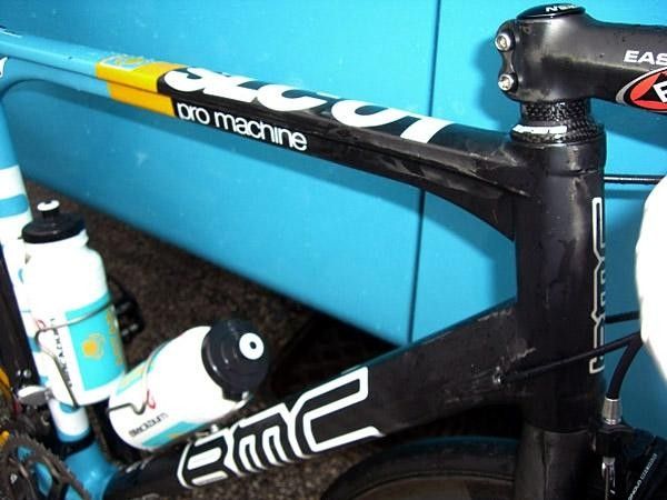 The unique T-shaped top tube profile