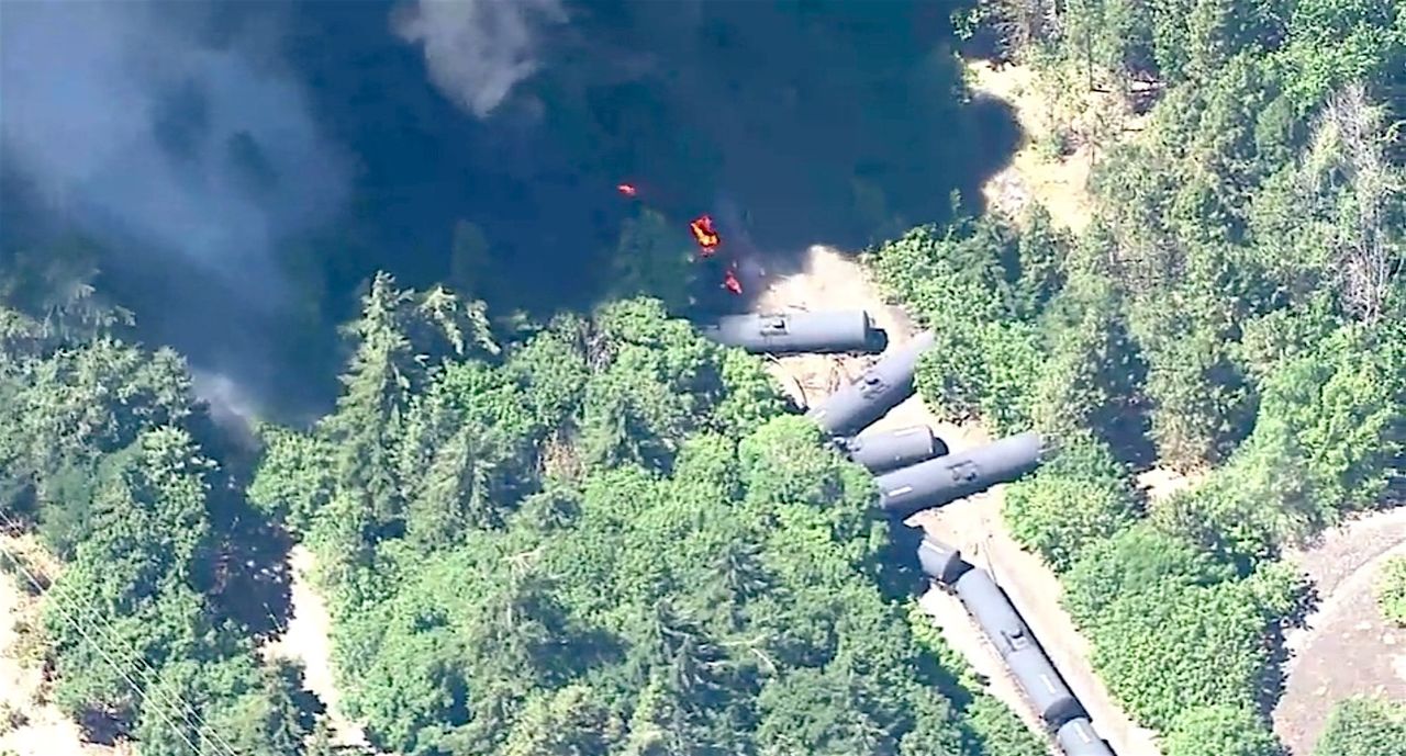 Oil train derails in Oregon