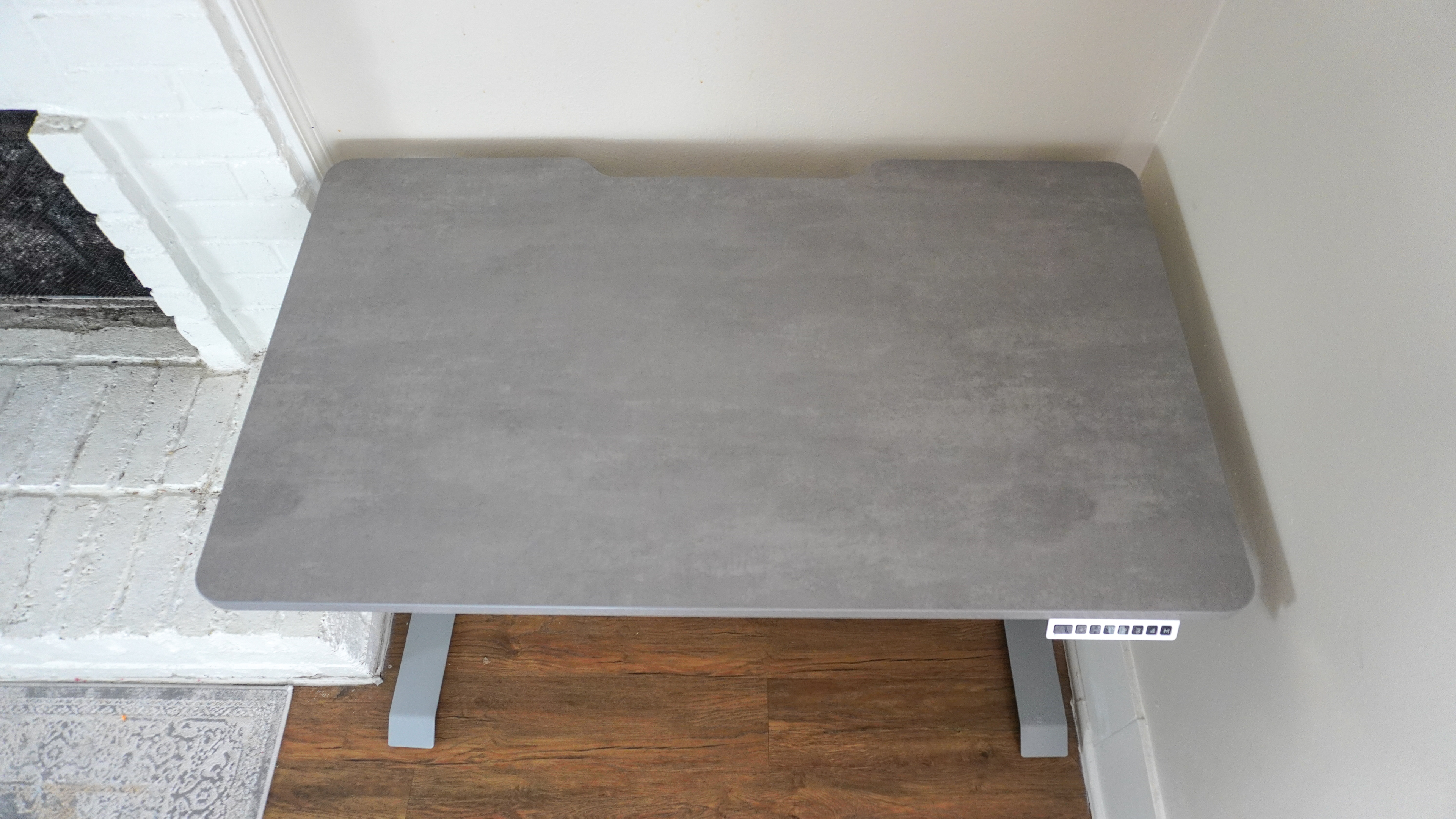 An overhead view of the Hinomi S1 standing desk showing its feet peeking out from underneath the desk