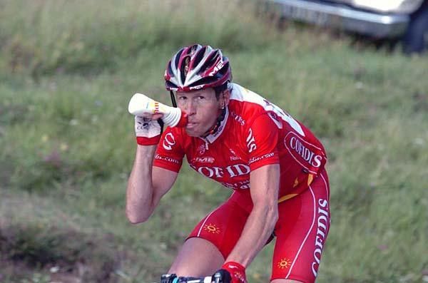 Rik Verbrugghe (Cofidis) tries to squeeze every drop out of his seemingly empty bottle.