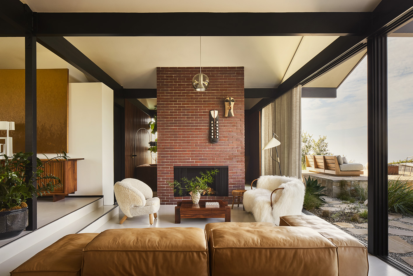 Paperfold house, a Pierre Koenig house in California redesigned by Jamie Bush, has contemporary feel and furniture and a midcentury feel
