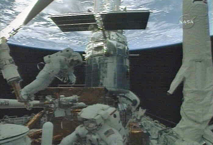 Spacewalkers Make Tricky Repairs to Hubble Camera