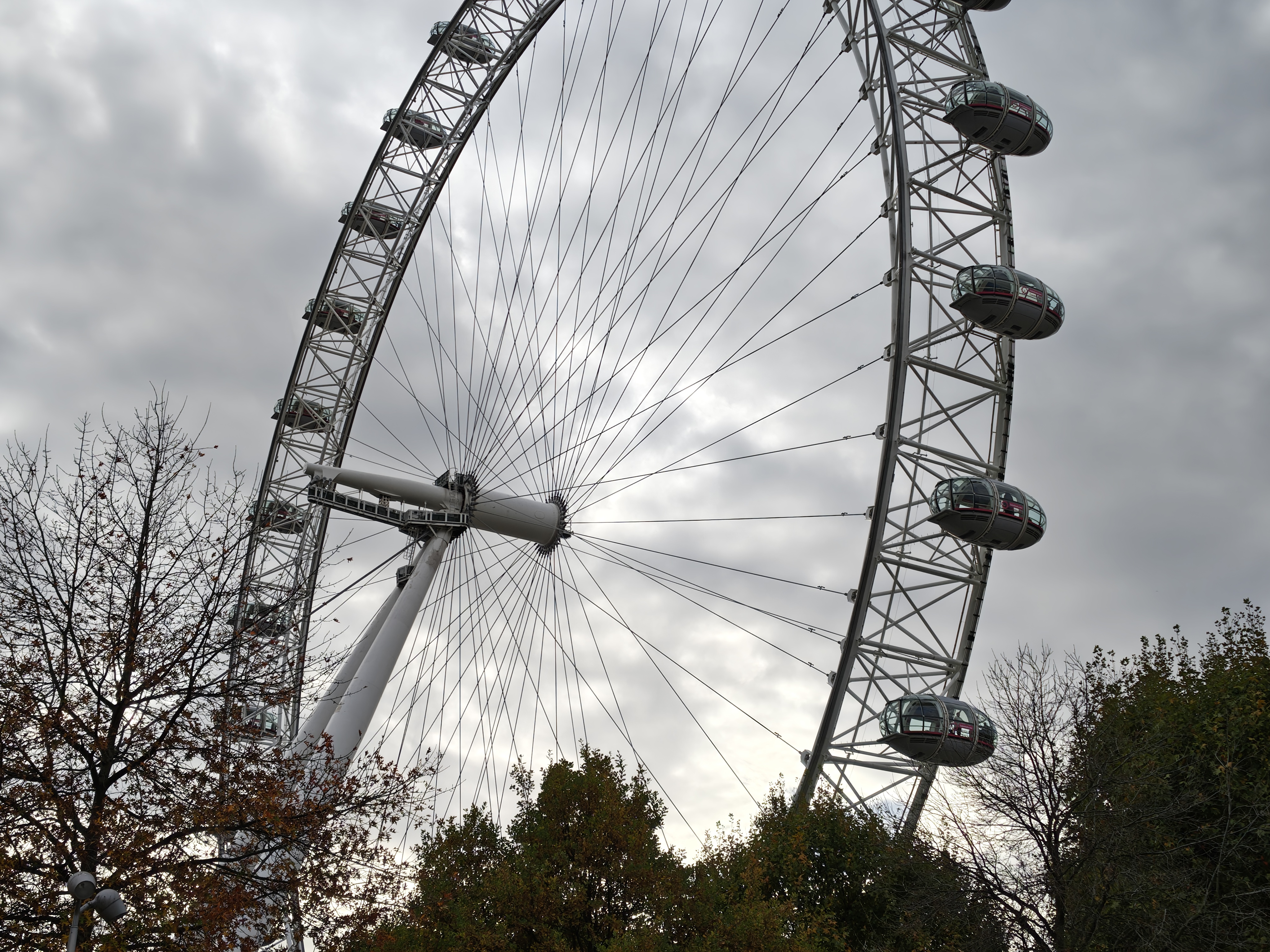 A picture of the London Eye taken on the Moto Edge 70.