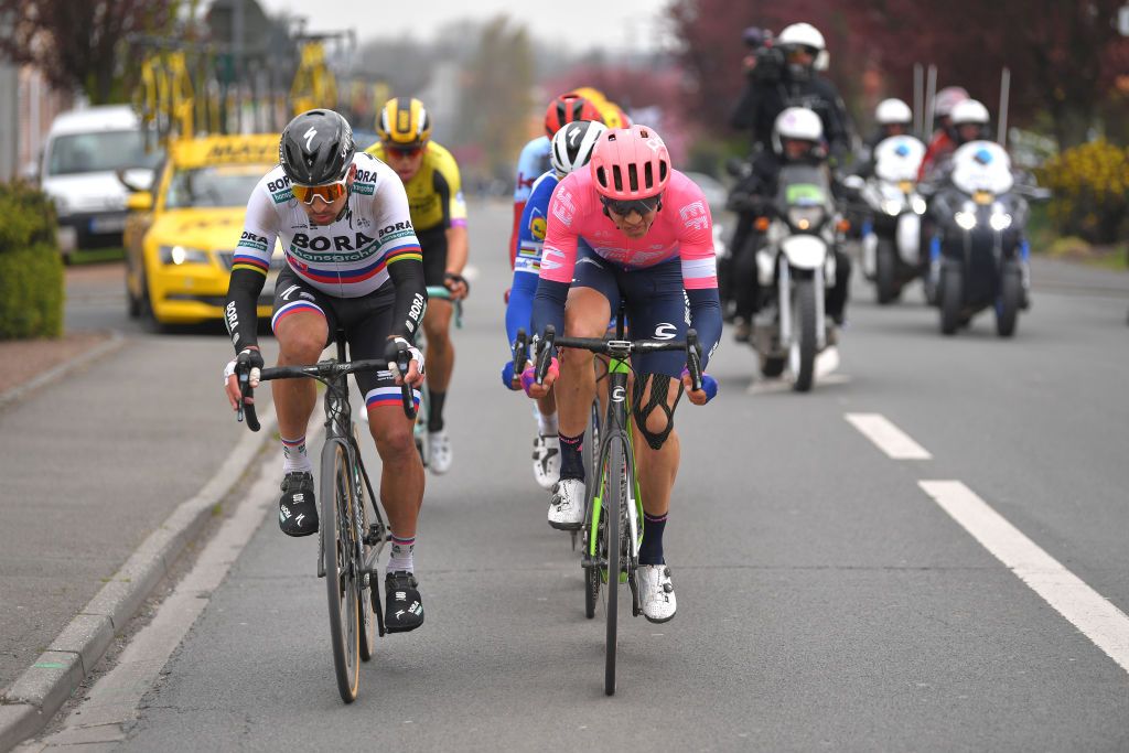 Sagan and Vanmarcke working in the lead group late on