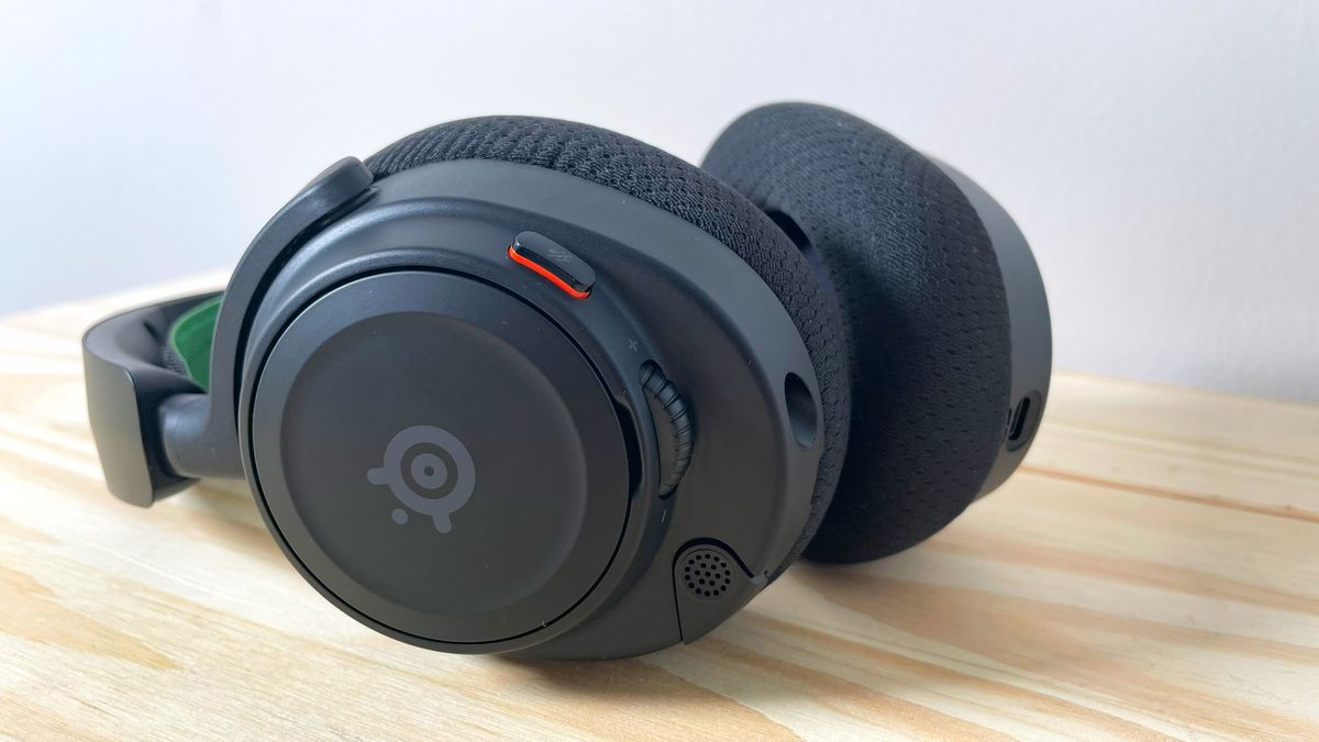 Close up of the buttons on the left side of the SteelSeries Arctis Nova 7X