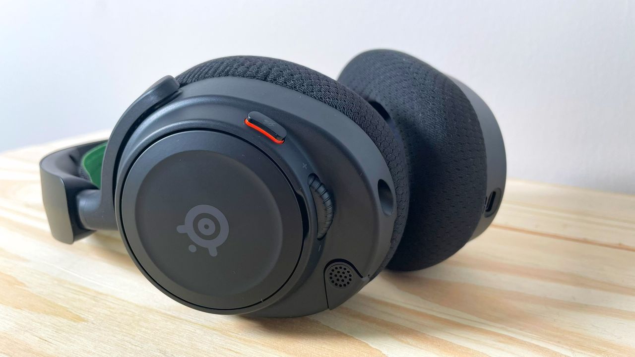 Close up of the buttons on the left side of the SteelSeries Arctis Nova 7X