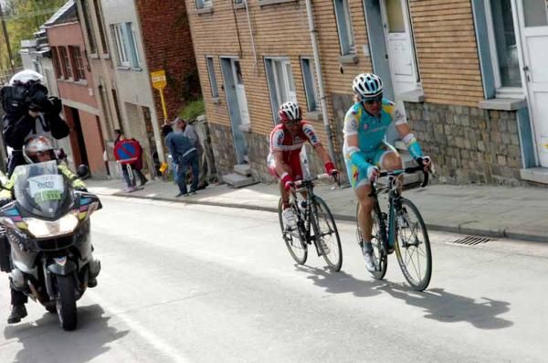 Maxim Ignlinskiy (Astana) puts Joaquim Rodriguez (Katusha) in the red on the Saint-Nicolas.