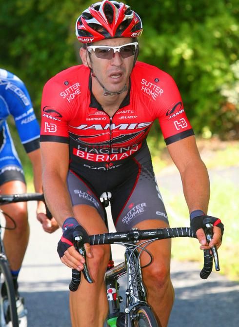Not to be left behind, Ben Jacques Maynes (Jamis Hagens Berman) pushes ahead along with them.