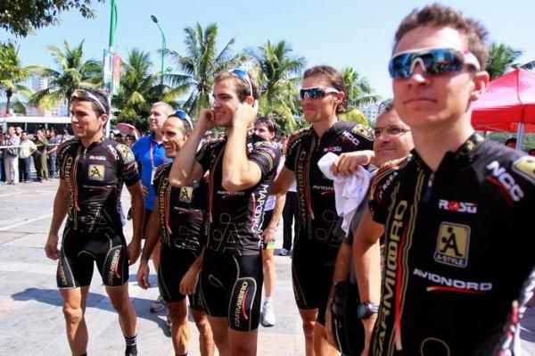 Francisco Ventoso's (CarmioOro A-Style) team mates watch on as he receives the yellow jersey.