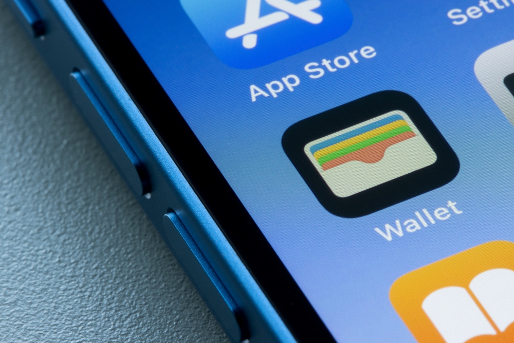 Imagen de un iPhone con la aplicación Apple Wallet enfocada
